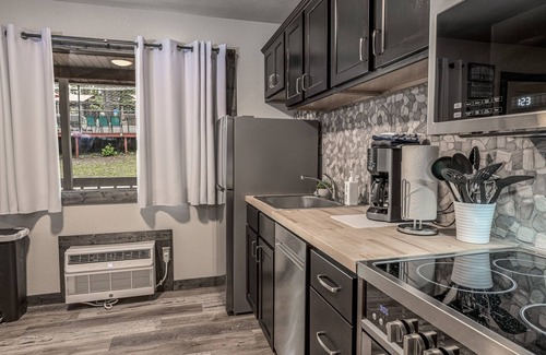 Branson West Condominio | 4 Condos under one roof! Resort pool/hot tub!