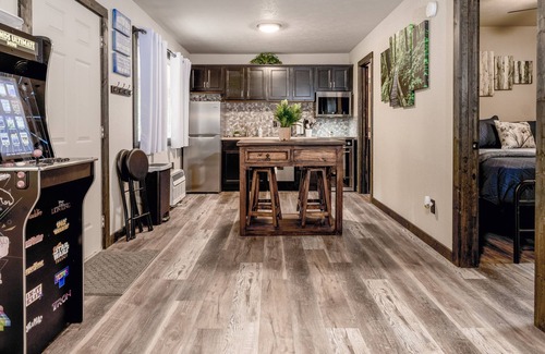 Branson West Condominio | 4 Condos under one roof! Resort pool/hot tub!