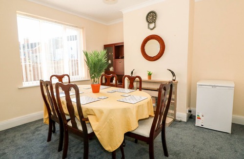 Skegness Casa | 4 DOROTHY AVENUE, pet friendly, country holiday cottage in Skegness