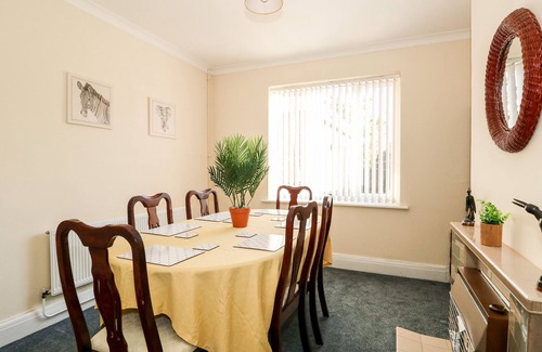 Skegness Casa | 4 DOROTHY AVENUE, pet friendly, country holiday cottage in Skegness