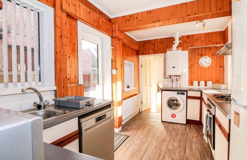 Skegness Casa | 4 DOROTHY AVENUE, pet friendly, country holiday cottage in Skegness