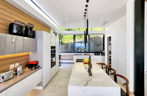Bantry Bay Apartamento | 4-Floor Bantry Bay Villa with Stunning Views