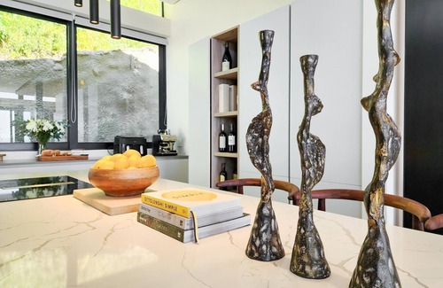 Bantry Bay Apartamento | 4-Floor Bantry Bay Villa with Stunning Views