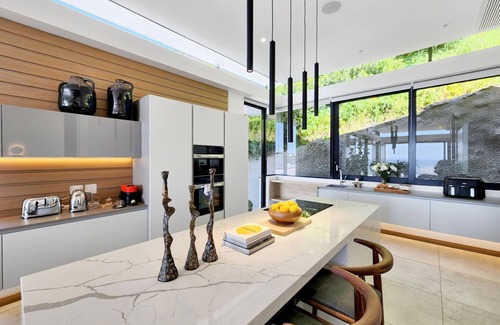 Bantry Bay Apartamento | 4-Floor Bantry Bay Villa with Stunning Views