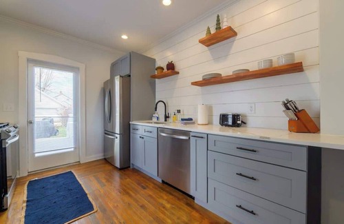 Three Oaks Apartamento | 4 Guest Apt Steps to Journeyman & Downtown 3 Oaks