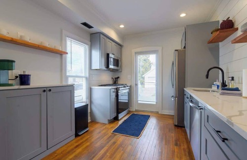Three Oaks Apartamento | 4 Guest Apt Steps to Journeyman & Downtown 3 Oaks