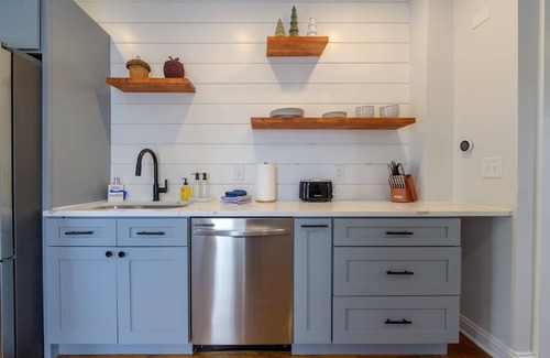 Three Oaks Apartamento | 4 Guest Apt Steps to Journeyman & Downtown 3 Oaks