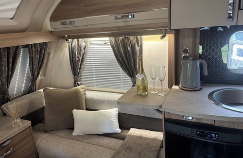 Durham Cabina | 4 Guests - Pet Friendly - Durham Caravan Retreat