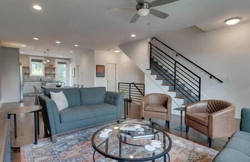 Melrose Casa | 4 Huge Townhomes-12 BDRM total-3 Miles Broadway!