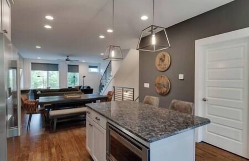 Melrose Casa | 4 Huge Townhomes-12 BDRM total-3 Miles Broadway!