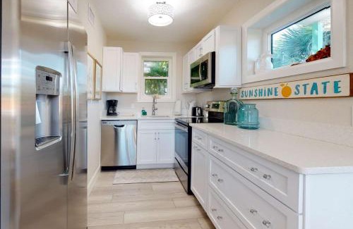 Madeira Beach Casa | 4 - Island Paradise Cottages - Skyview Villa