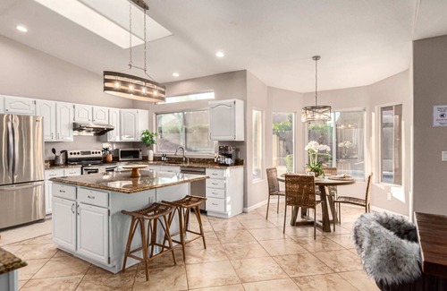 Paradise Park Vista Casa | 4 King Beds | 3 Showers | Pool, Hottub & Putt Grn.