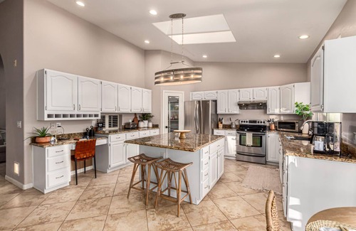 Paradise Park Vista Casa | 4 King Beds | 3 Showers | Pool, Hottub & Putt Grn.