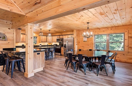 Maggie Valley Cabina | 4 Loves Lodge - Main Home Sleeps 22, 5 BR, 5 1/2 BA, Pet Friendly