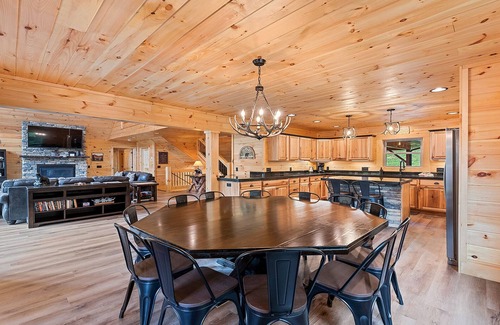 Maggie Valley Cabina | 4 Loves Lodge - Main Home Sleeps 22, 5 BR, 5 1/2 BA, Pet Friendly