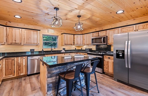 Maggie Valley Cabina | 4 Loves Lodge - Main Home Sleeps 22, 5 BR, 5 1/2 BA, Pet Friendly