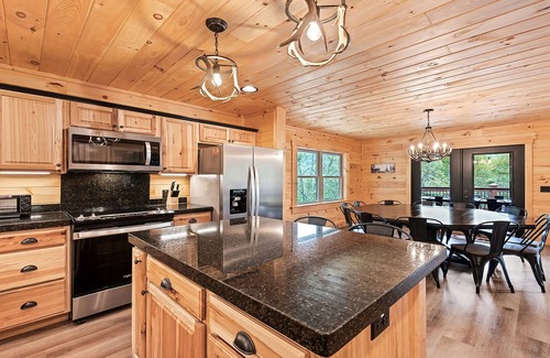 Maggie Valley Cabina | 4 Loves Lodge - Main Home Sleeps 22, 5 BR, 5 1/2 BA, Pet Friendly