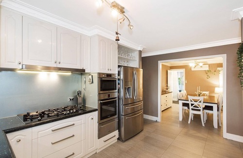 Dianella Casa | 4 Magical Majestic Family Home Sleeps 8 HUGE backyard + parking