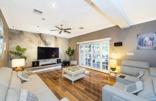 Dianella Casa | 4 Magical Majestic Home Sleeps 8 Huge Backyard