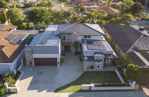 Dianella Casa | 4 Magical Majestic Home Sleeps 8 Huge Backyard