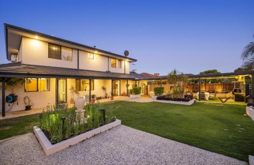 Dianella Casa | 4 Magical Majestic Home Sleeps 8 Huge Backyard