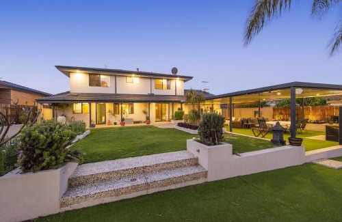 Dianella Casa | 4 Magical Majestic Home Sleeps 8 Huge Backyard