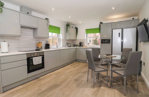 Withernsea Cabaña | 4 MANOR GARTH, pet friendly, country holiday cottage in Withernsea