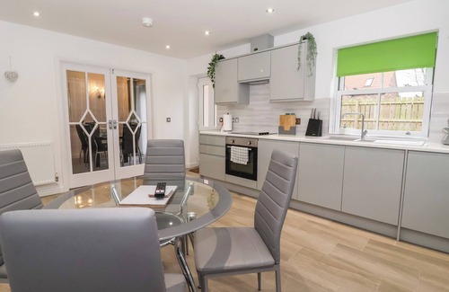 Withernsea Cabaña | 4 MANOR GARTH, pet friendly, country holiday cottage in Withernsea