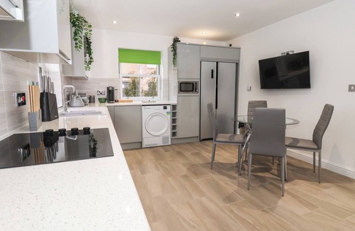 Withernsea Cabaña | 4 MANOR GARTH, pet friendly, country holiday cottage in Withernsea