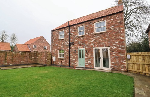 Withernsea Cabaña | 4 MANOR GARTH, pet friendly, country holiday cottage in Withernsea