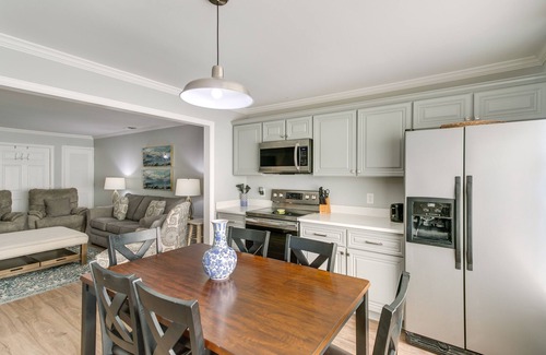 St. Simons Island Condominio | 4 Mi to Beach: St Simons Island Golf Course Condo