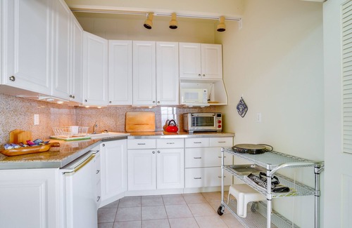Diamond Head - Kapahulu - St. Louis Apartamento | 4 Mi to Beaches: Honolulu Hideaway w/ Views!