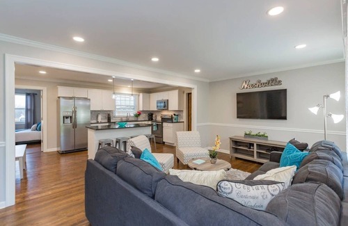 Nashville Casa | Renovación completa 4BD / 2. 5BA, a 4 millas del centro de la ciudad - ¡Bañera de hidromasaje, accesible para discapacitados!