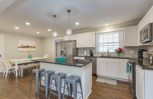Nashville Casa | Renovación completa 4BD / 2. 5BA, a 4 millas del centro de la ciudad - ¡Bañera de hidromasaje, accesible para discapacitados!