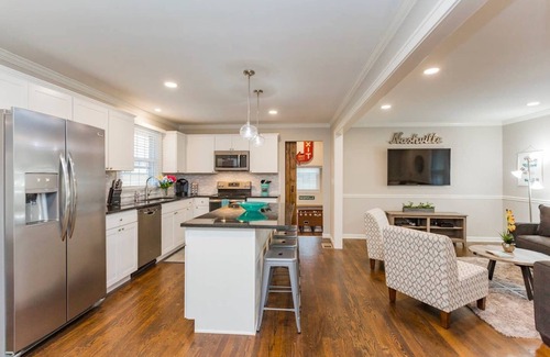 Nashville Casa | Renovación completa 4BD / 2. 5BA, a 4 millas del centro de la ciudad - ¡Bañera de hidromasaje, accesible para discapacitados!