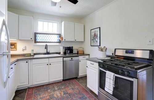 Mid City South Cabaña | 4 Mi to Dtwn: Baton Rouge Bungalow w/ Private Yard