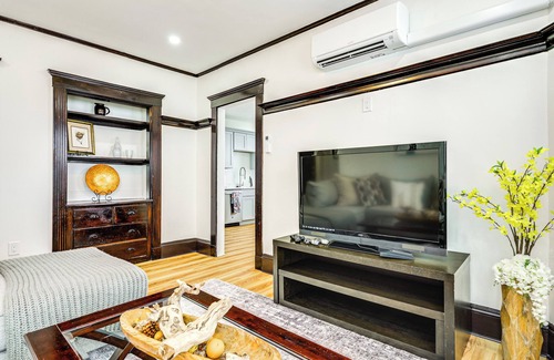 Fields Corner West Apartamento | 4 Mi to Fenway Park: Pet-Friendly Dorchester Apt!