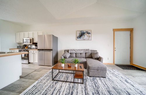 Erie Condominio | Erie Condo Near Lake w/ Golf Views & Balcony