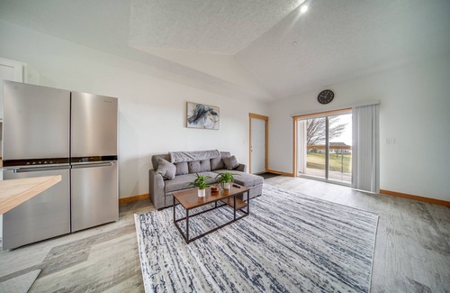 Erie Condominio | Erie Condo Near Lake w/ Golf Views & Balcony