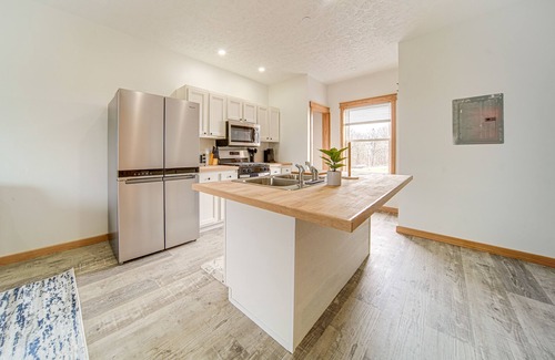 Erie Condominio | 4 Mi to Lake Erie: Condo w/ Golf Course Views!