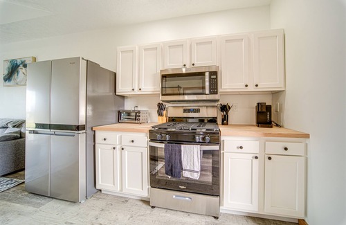 Erie Condominio | 4 Mi to Lake Erie: Condo w/ Golf Course Views!