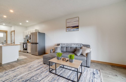 Erie Condominio | 4 Mi to Lake: Golf-View Erie Condo w/ Porch