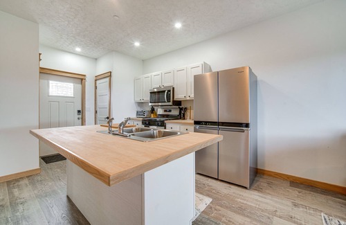 Erie Condominio | 4 Mi to Lake: Golf-View Erie Condo w/ Porch