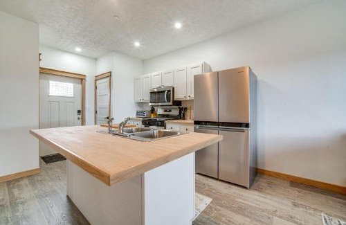 Erie Apartamento | 4 Mi to Lake Golf-View Erie Condo with Porch