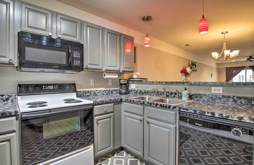 Lewes Condominio | 4 Mi to Ocean: Lewes Beach Condo w/ Screened Porch