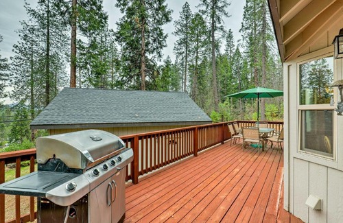 Hathaway Pines Casa | 4 Mi to Pine Lake Hathaway Pines Cabin with Deck