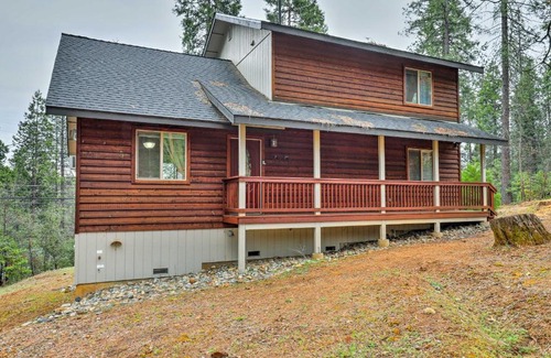 Hathaway Pines Casa | 4 Mi to Pine Lake Hathaway Pines Cabin with Deck