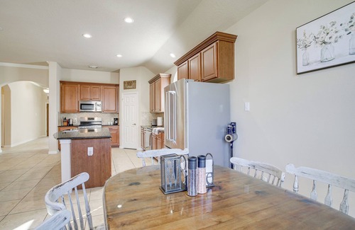 Klein Cabaña | 4 Mi to Six Flags: Spring Vacation Home