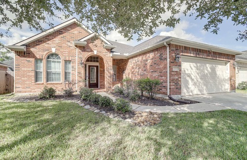 Klein Cabaña | 4 Mi to Six Flags: Spring Vacation Home