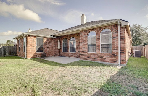 Klein Cabaña | 4 Mi to Six Flags: Spring Vacation Home